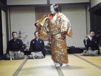 Normalnya, Noh yang dipentaskan berdurasi 30 menit sampai 1 jam. Pemain Noh profesional mayoritas mendapatkan keahlian itu turun temurun sejak 6,5 abad yang lalu (Hany/detikTravel)