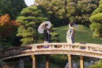 Japanese Garden, demikian nama salah satu taman di Daisen Park, Kota Sakai, Jepang. Taman ini dibangun karena cinta, dan banyak pasangan melakukan foto prewedding di sini. Romantis! (Hany/detikTravel)