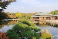 Pemandangan di dalam gerbang itu lebih fantastis lagi, sesaat bisa membuat nafas berhenti. Cantik sekali! Ada danau di tengah taman cantik itu, dan di tengahnya ada taman kecil lagi (Hany/detikTravel)
