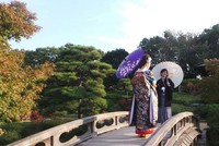 Seperti pasangan berbaju tradisional Jepang yang berjalan di taman itu. Mereka adalah calon mempelai Junpei dan Yumi ingin mengabadikan momen untuk pernikahan mereka (Hany/detikTravel)