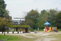 Tampak juga beberapa playground untuk anak-anak. Beberapa warga mengayuh sepeda, beberapa lainnya berjalan kaki, ada pula yang duduk-duduk melepas penat di beberapa bangku taman (Hany/detikTravel)