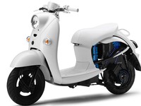 Motor ini bisa dibilang adalah versi listrik dari Vino, sebuah skuter bermodel retro yang dimiliki Yamaha. Merek Jepang ini mengatakan kalau EVINO merupakan sebuah motor skuter listrik yang bisa digunakan sebagai kendaraan komuter yang nyaman dengan semua fungsi yang diperlukan untuk perjalanan jarak pendek.