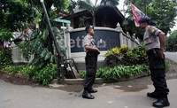 Polisi berjaga di jalan di depan rumah mantan Ketum PD tersebut.