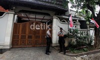 Rumah Anas tampak dijaga ketat aparat.