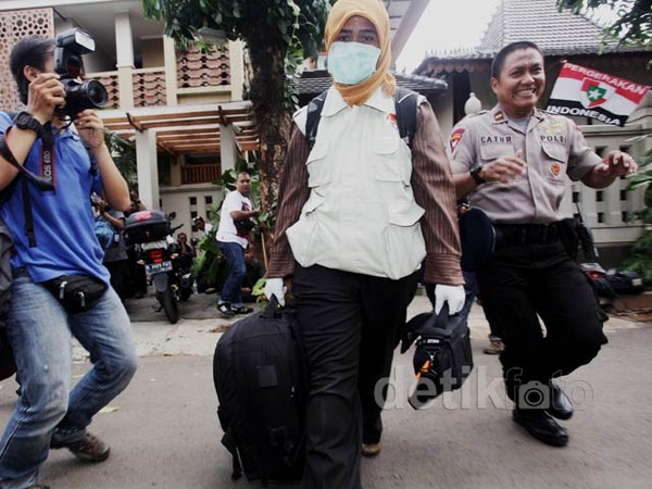 KPK Geledah Rumah Anas