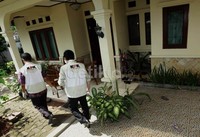 Petugas KPK memasuki rumah Anas.