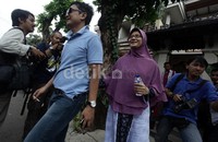 Penggeledahan ini juga disaksikan istri Anas Urbaningrum Attiyah Laila.