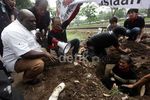 Lisa Kubur Diri Protes Penangkapan Ayahnya