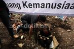 Lisa Kubur Diri Protes Penangkapan Ayahnya