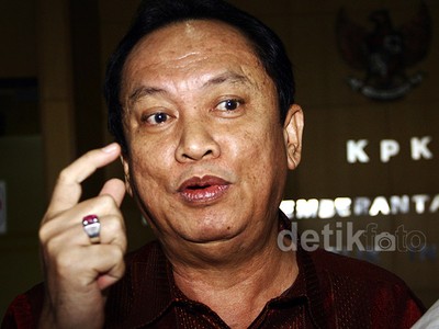 Beberapa Mantan Calon Bupati Jenguk Akil Mochtar