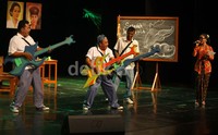 Pemain teater mementaskan opera kebangsaan berjudul Mari Bung Lebih Indonesia Lagi di Gedung Kesenian Jakarta, Senin (11/11/2013) malam.
