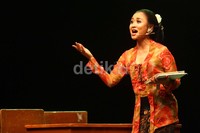 Opera yang diselenggarakan untuk memperingati hari pahlawan ini bercerita tentang 3 anak sekolah yang tidak lagi tertarik dengan sejarah.