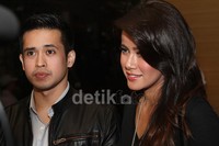 Olla Ramlan hadir bersama sang suami. Gus Mun/detikHOT.
