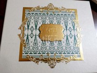     Di undangan pernikahan yang bernuansa putih, emas, dan hijau tua tersebut terdapat inisial nama Ayu dan Enji.