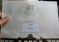 Ayu juga mengatakan telah menyiapkan souvenir untuk para undangan.