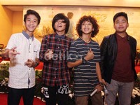 Excited banget. Soalnya kan kita ngikutin Laskar Pelangi dari awal. Kita kebentuk juga dari Musikal Laskar Pelangi dulu, ujar Bastian. Akew/detikHOT.