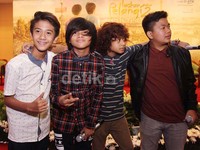 Seneng bisa nyanyiin lagu buat film yang banyak ditonton orang-orang. Kita bangga bisa isi soundtrack film ini, tambah Kiki. Akew/detikHOT.