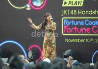 Sendy unjuk bakat dengan menyanyikan lagu 'The Power of Love' mengenakan kebaya.