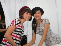 Noella dan fansnya narsis ditengah handshake.