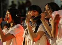 Sebuah mini konser digelar saat event handshake selesai. Salah satu lagu yang dibawakan adalah 'Baby Baby Baby' oleh tim KIII.