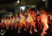 Mini Konser diakhiri dengan lagu 'Koisuru Fortune Cookie'. Member dan fans terlihat menari bersama.
