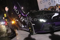 Ariel tiba dengan mobil Lamborghini. Gus Mun/detikHOT.