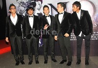 NOAH gagah dan tampan dengan setelan jas hitam, kemeja putih, dasi kupu-kupu, dan sepatu pantofel hitam mengkilat. Gus Mun/detikHOT.