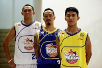 Tiga pemain Satria Muda Britama berpose bersama, Selasa (12/11/2013).