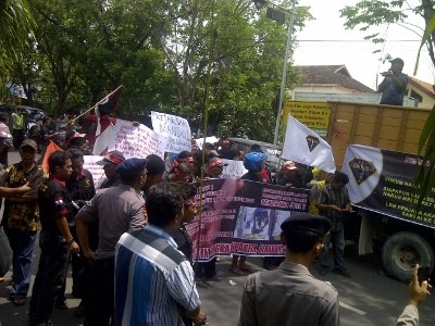 Seorang Pendemo Diamankan Setelah Umpat Polisi