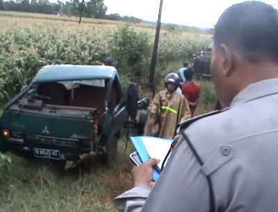 Pick Up Dihantam KA Mutiara Timur, Dua Orang Kritis