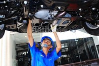 Mekanik memeriksa mesin mobil Chevrolet, Selasa (12/11/2013).