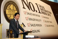 Presiden Direktur PT Krama Yudha Tiga Berlian Motors (KTB) Noboru Tsuji memberikan sambutan seusai menerima penghargaan. (dok Mitsubishi).