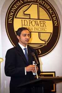 Direktur J.D. Power Asia Pasifik Rajeev Nair memberikan sambutan seusai memberikan penghargaan. (dok Mitsubishi).