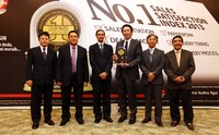 Presiden Direktur PT Krama Yudha Tiga Berlian Motors (KTB) Noboru Tsuji menunjukkan penghargaan yang diterimanya. (dok Mitsubishi).