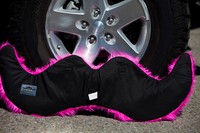 Bahannya terbuat dari bahan sintetis dan dijamin tahan hujan dan panas. Menempelkannya ke grille mobil pun cukup gampang karena ada perekat khusus. Harganya pun cukup murah yakni Rp 450.000-an. (dok Carstache)