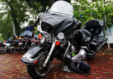 Pengendara Harley Keluar Rumah Bersama Teman Lainnya Naik Moge BRP Spyder