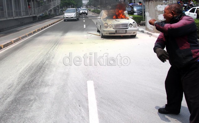 Diduga Korsleting, Mercy Terbakar di Kuningan