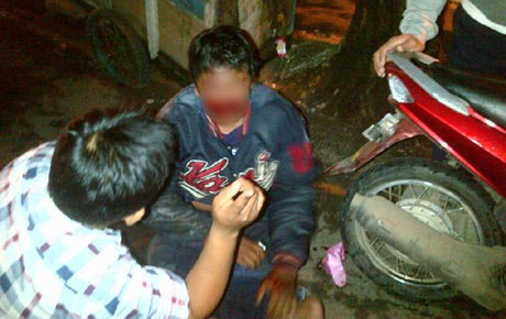 Jalan Berlubang di Warung Buncit, Pemotor Ini Terjatuh dan Luka Parah