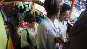 Jokowi dan Istri Ajak Sosialita Belanja di Blok G Tanah Abang