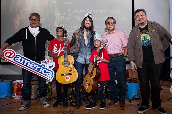 Gitaris Guns N Roses dan Gerakan 1000 Gitar Untuk Anak Indonesia