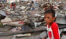 Massa Korban Topan Haiyan Serbu Gudang Beras, 8 Orang Tewas