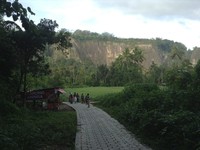 Tebing-tebing tingginya terlihat begitu gahar. Namun semua kegaharan itu berpadu apik lewat rimbunnya pepohonan hijau di sana. Anggun, itulah kesimpulan yang tepat (Putri/detikTravel)