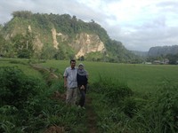Jeprat! Jepret! Terkesima dengan pemandangan cantik di sekitar Janjang Koto Gadang, saya dan ayah pun ikut berpose di depan Ngarai Sianok (Putri/detikTravel)
