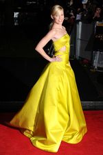 Gaun Ngejreng Elizabeth Banks