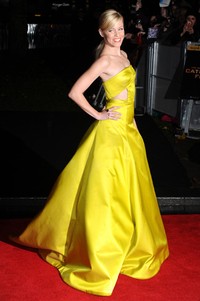 Aktris berumur 39 tahun itu memilih strapless gown berwarna kuning dari desainer Jason Wu dengan detail panel cutout dipinggang dipadu dengan perhiasan berupa cincin dari Jacob & Co. Zak Hussein/Getty Images.     