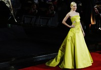 Tampil percaya diri di red carpet, Elizabeth Banks berpose di depan kamera. REUTERS/Luke MacGregor.