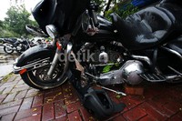 Di bagian bodi, terlihat bagian yang copot, jok juga terlihat miring.