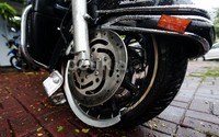 Ban depan tampak kempes.