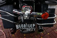 Lampu belakang juga pecah.