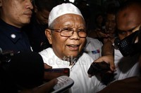 Saat keluar, tokoh senior di PKS itu menutup mulut meski dicecar pertanyaan wartawan. Lamhot Aritonang/detikFoto.